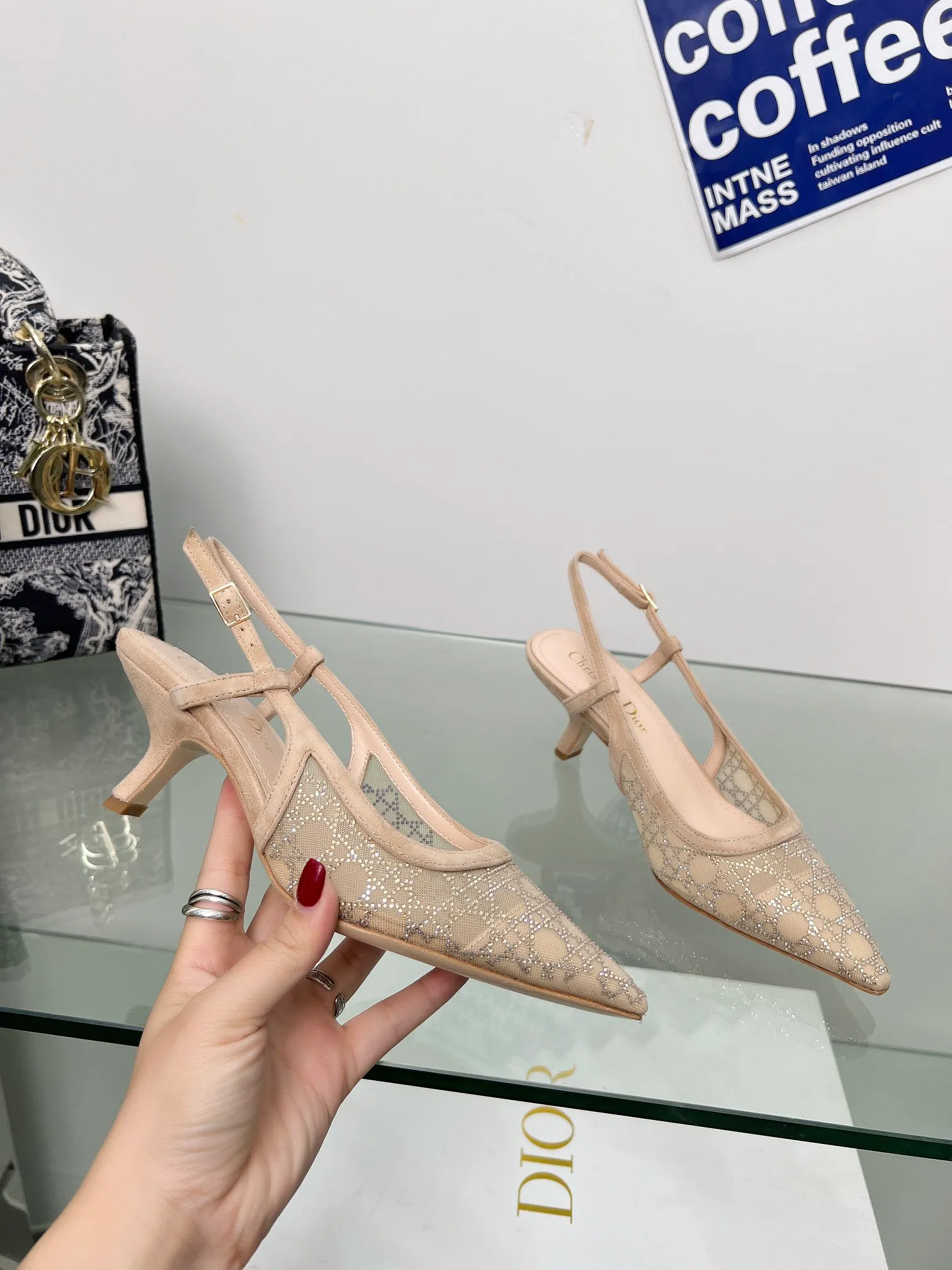 👟👟Ex-factory price 560👟👟Dior 2025 spring and summer catwalk new style bling...bling...crystal shoes Capture one-line high-heeled Mule women's shoes Star same rhinestone square toe cannage pattern cat heel slippers The top high-end version on the market Exclusive sale Material: original custom mesh inlaid with hot Australian rhinestones + water-dyed sheepskin feet + original molded hardware buckles + Italian leather outsole Heel height: 6.5CM/9.5CM size: 33-44 (33.34.40.41.42.43.44 is custom-made and cannot be returned or exchanged)